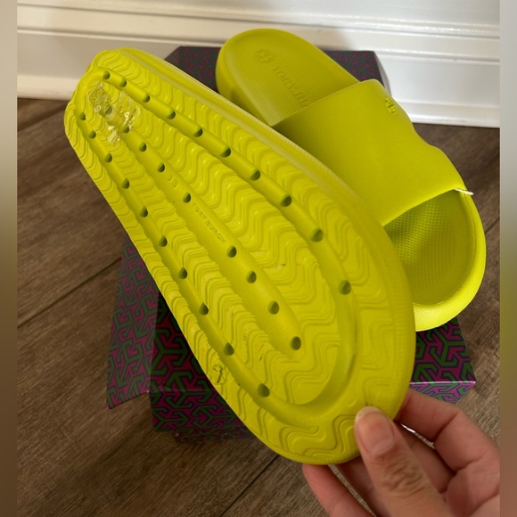NIB TORY BURCH EVA SHOWER SLIDES IN LIME SZ 9 - Picture 2 of 3